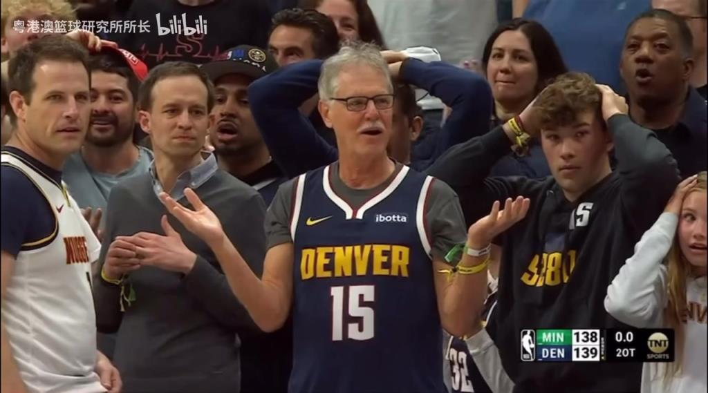 導(dǎo)火索？回顧此前掘金對(duì)陣森林狼，威少送出三分犯規(guī)后的眾生相！