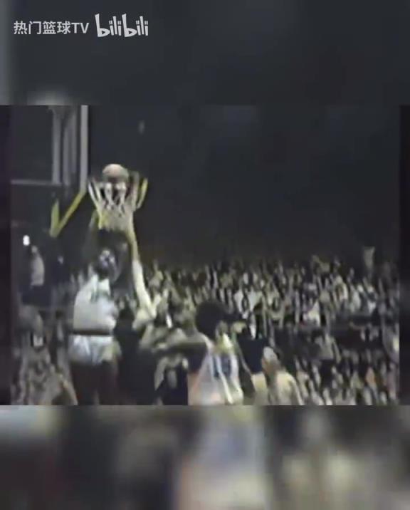 這是怪物嗎？張伯倫高中時(shí)期是怎么打球的？校園里的明星！