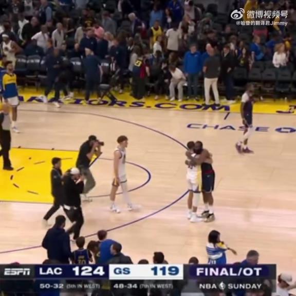 09雙雄傾盡全力！哈登和庫(kù)里賽后第一時(shí)間擁抱在一起