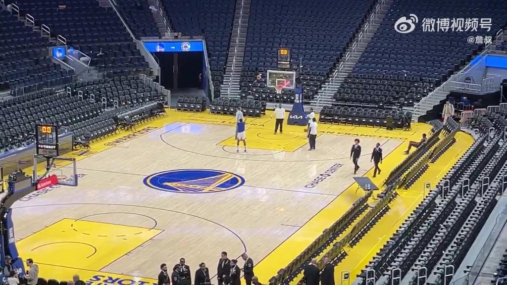 今天沒(méi)有得到出場(chǎng)機(jī)會(huì)！庫(kù)明加賽后還留在場(chǎng)地練習(xí)投籃