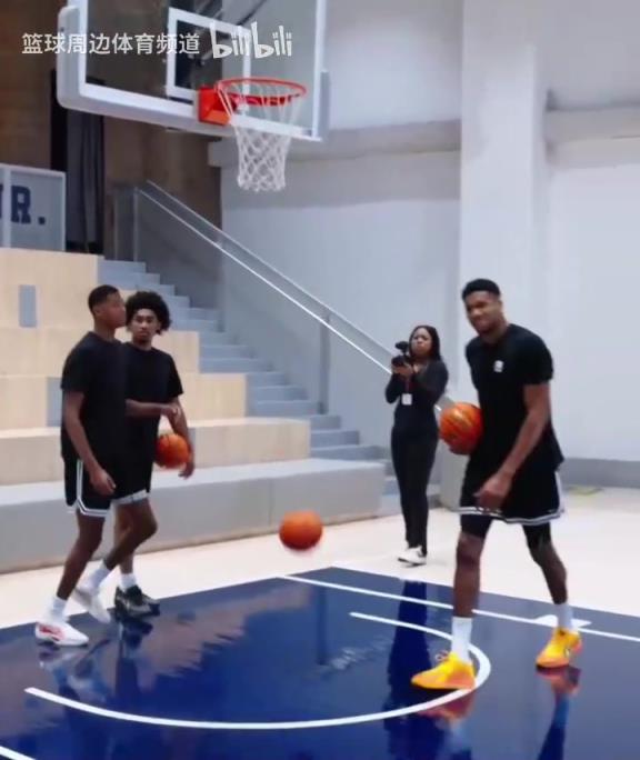 別人能學(xué)得來嗎？名場(chǎng)面：字母哥指導(dǎo)小球員籃下腳步！