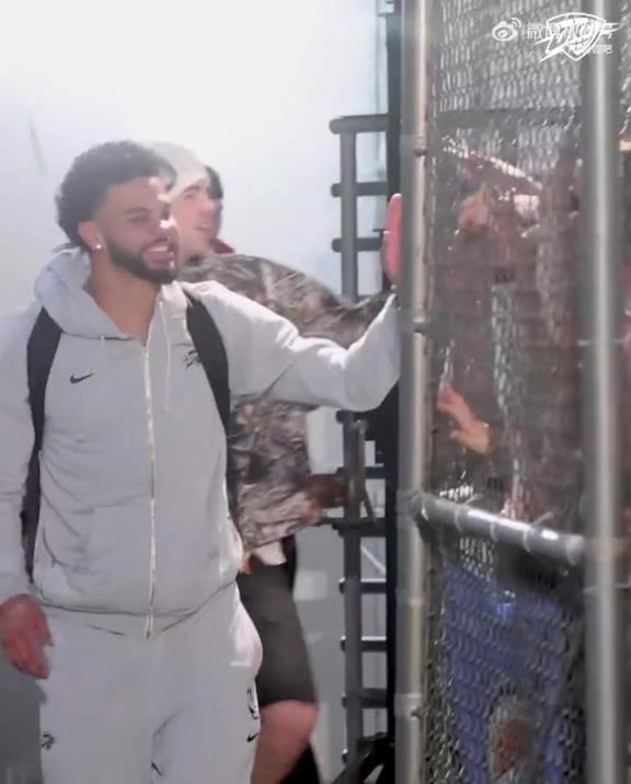 68勝歷史第五傲人戰(zhàn)績(jī)！雷霆全員回到OKC，當(dāng)?shù)厍蛎詿崆榻訖C(jī)