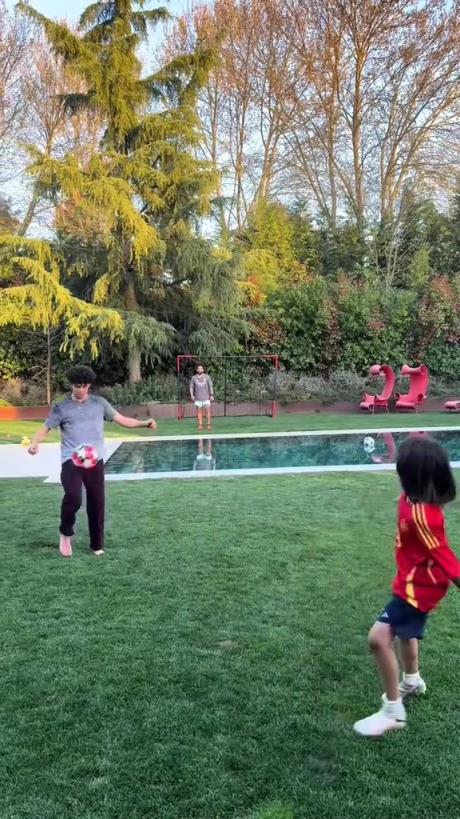 馬塞洛和兒子隔水相傳！大兒子腳法有點東西的！