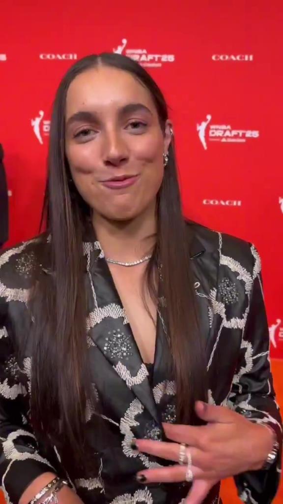 少爺真全能?。⊥龠€幫WNBA新秀妹子們設(shè)計(jì)今晚的服裝