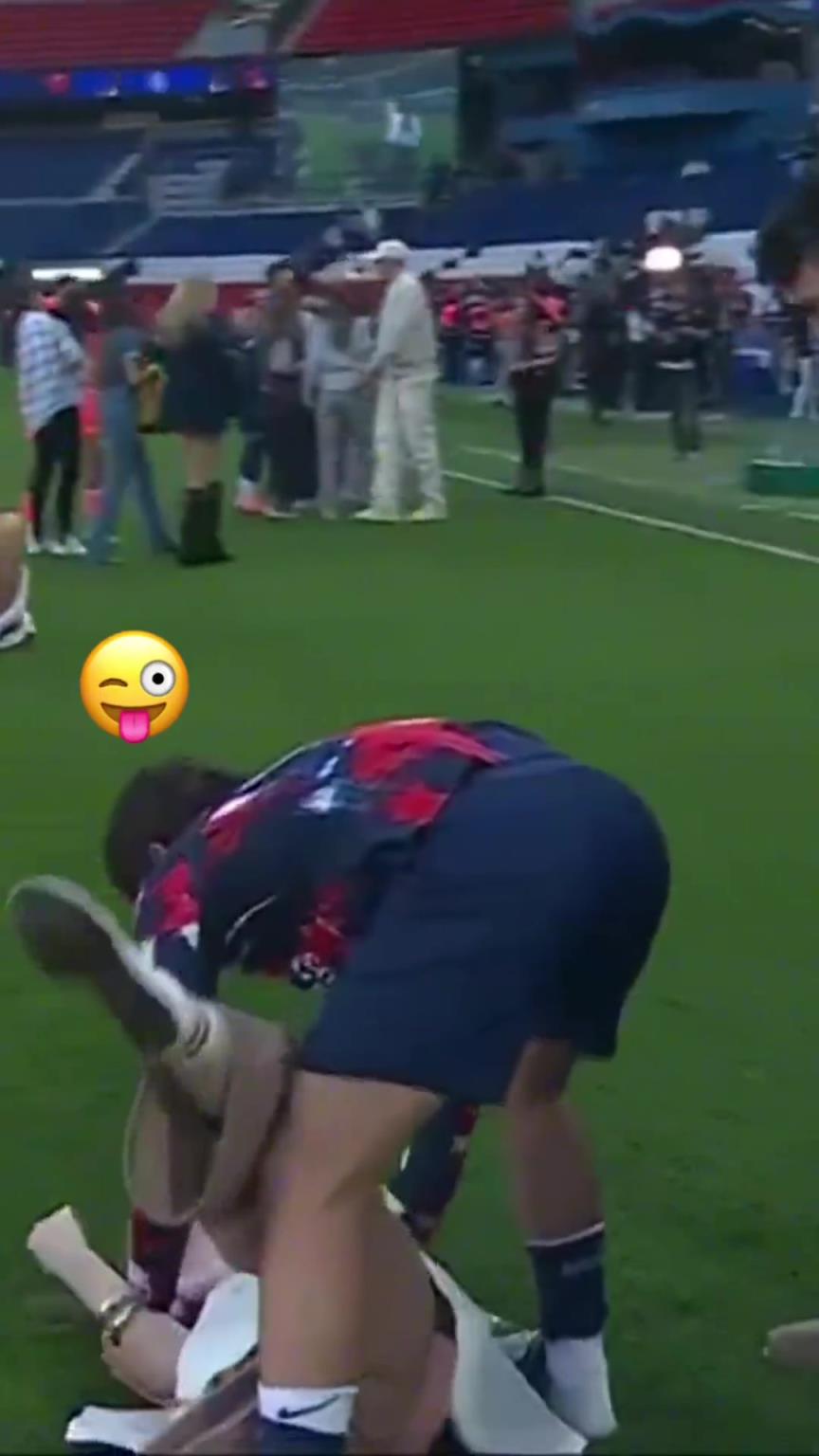 玩這么花?。績?nèi)維斯在家人面前把自己女友按倒在地