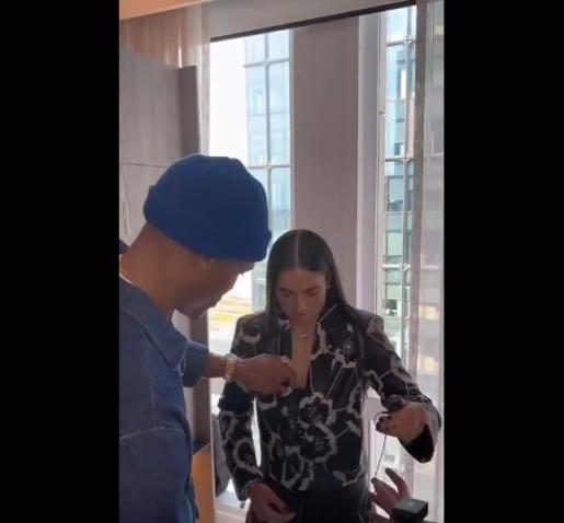 威嫂看到要打人的！威少上手幫WNBA妹子整理胸前的衣服