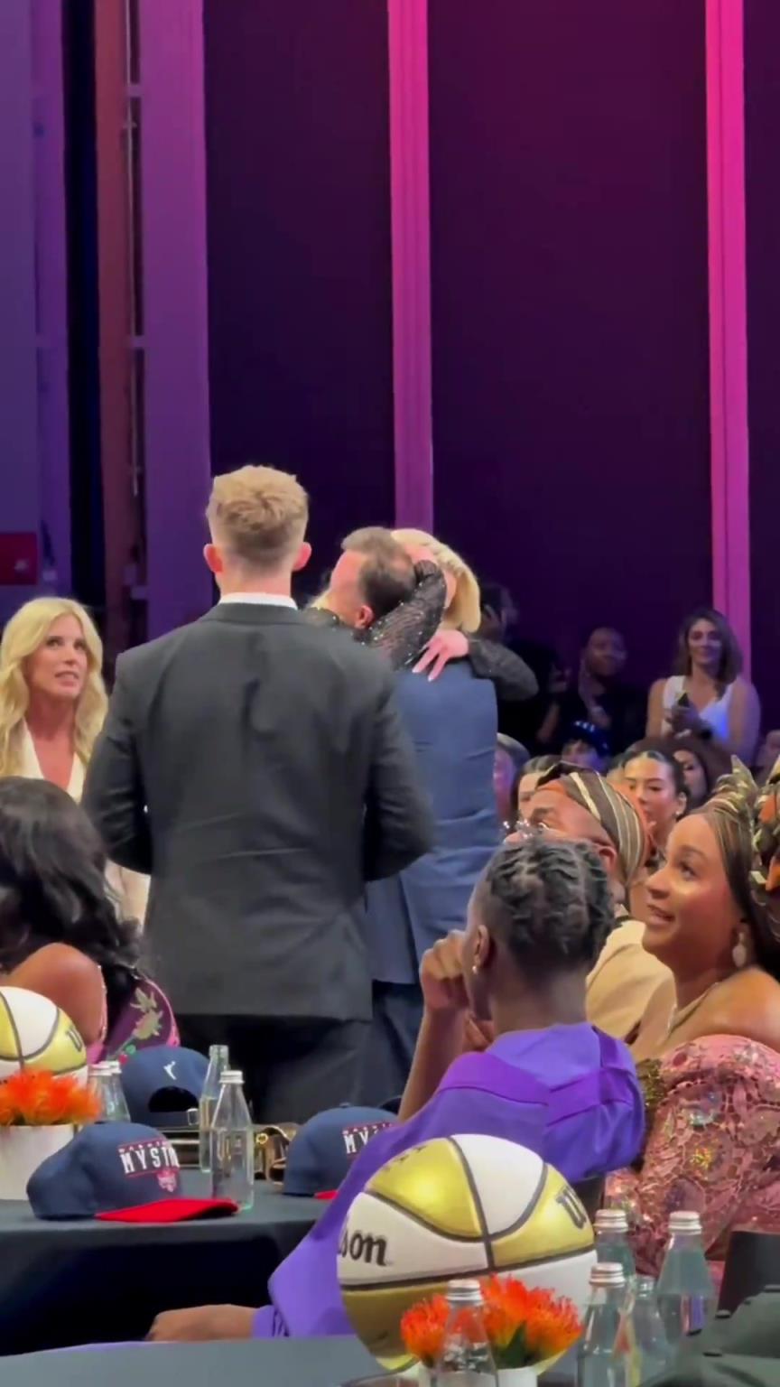 吧友們想看的正臉來了！薩格斯的女友海莉被選中后感覺快哭了