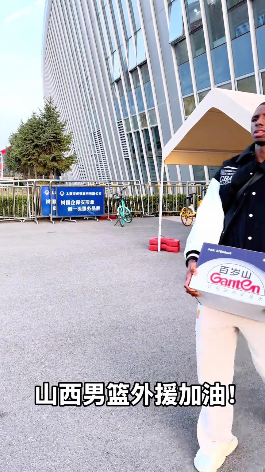 不是！你們山西外援合同還包括搬水的？