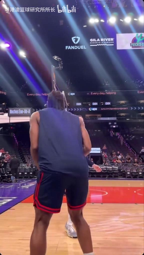 機器人級別的靜態(tài)身體！近距離看小卡的賽前熱身！