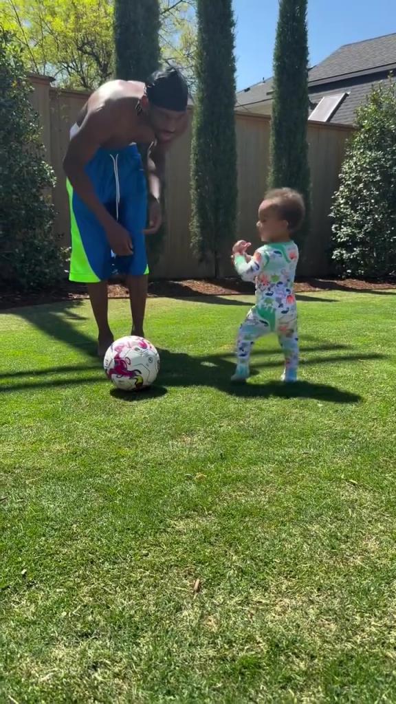 足球要從娃娃抓起！SGA帶娃踢足球，小孩摔倒時鼓掌“嘲笑”！