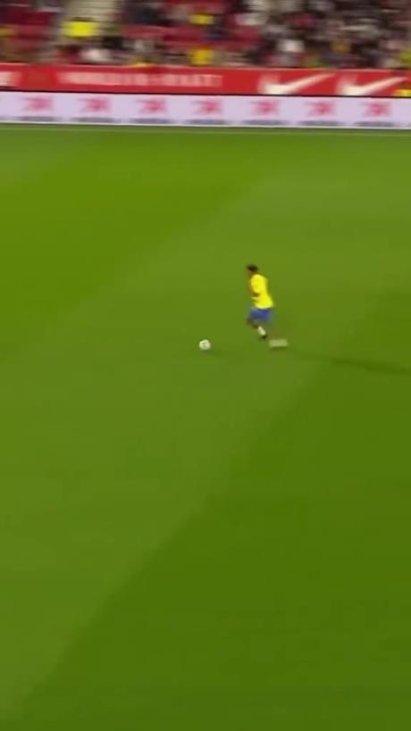 45歲還開(kāi)掛！小羅再現(xiàn)牛尾巴過(guò)人，微笑單挑門(mén)將輕松打進(jìn)